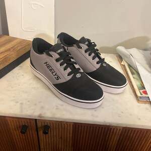 Heelys Skate Shoes Gray & Black Canvas Sneakers, Size 6